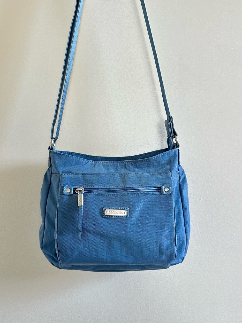 Baggallini blue crossbody bag